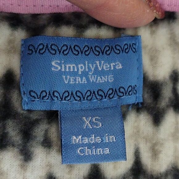 Vera Wang Sweatshirt    - Picture 5 of 6